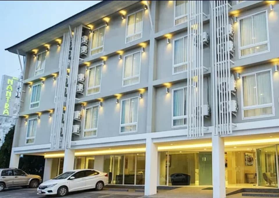 Nantra Hotel โรงแรม 55 ห้อง สูง 4 ชั้น บนถนนช้างคลาน