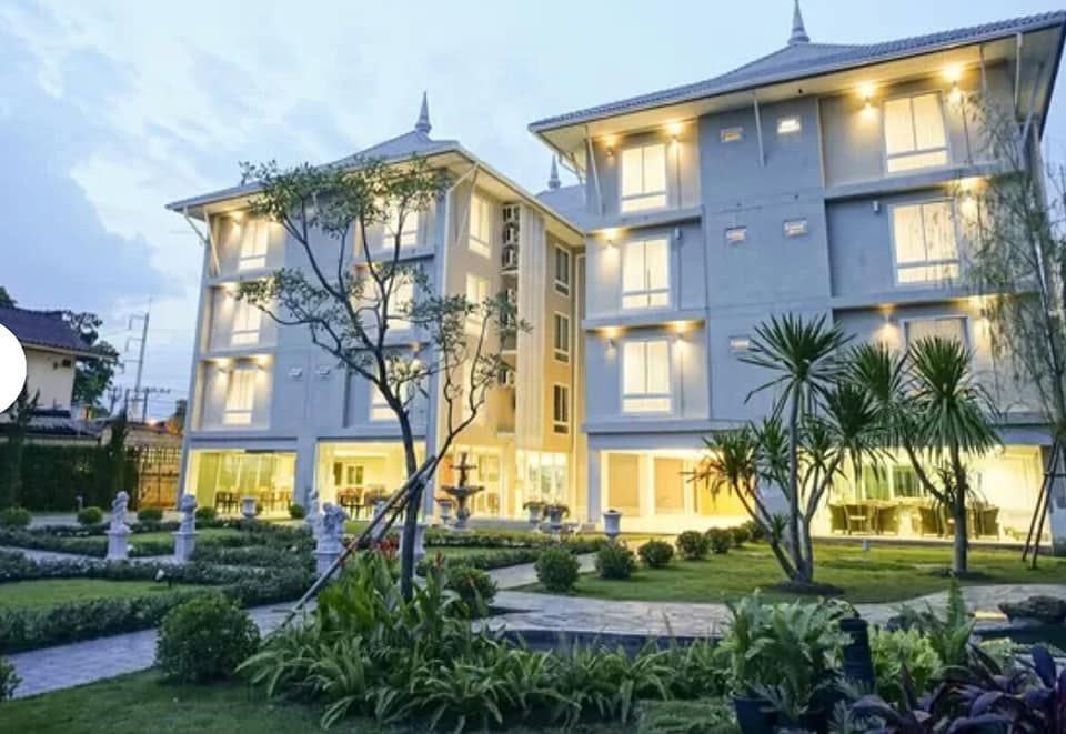 Nantra Hotel โรงแรม 55 ห้อง สูง 4 ชั้น บนถนนช้างคลาน — ก่อนก่อสร้าง (อาคารโรงแรม, เชียงใหม่) โดย TAKAWA