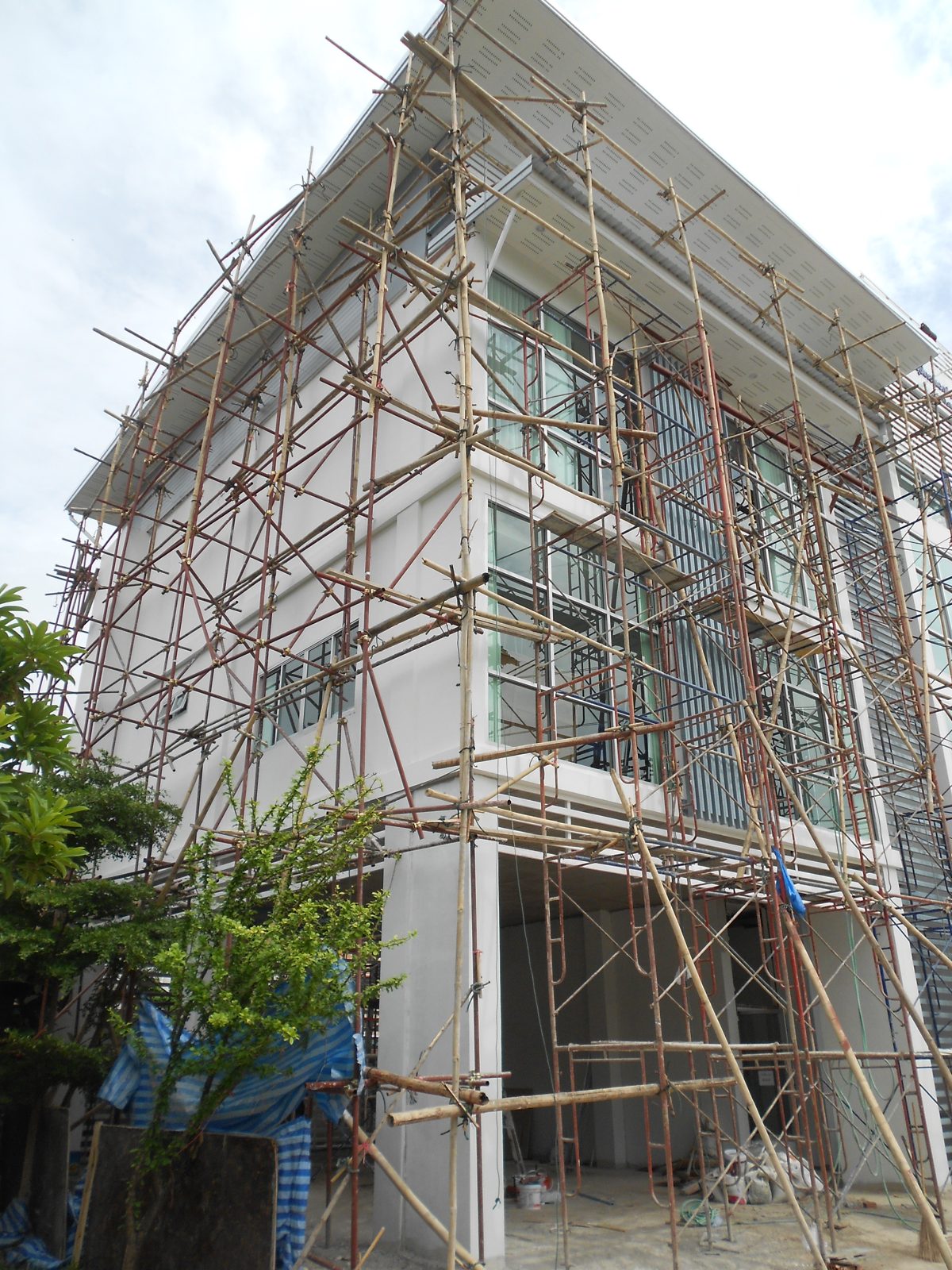 อาคารสำนักงาน 4 ชั้น บนถนนมหิดล — ระหว่างก่อสร้าง (อาคารสำนักงาน, เชียงใหม่) โดย TAKAWA