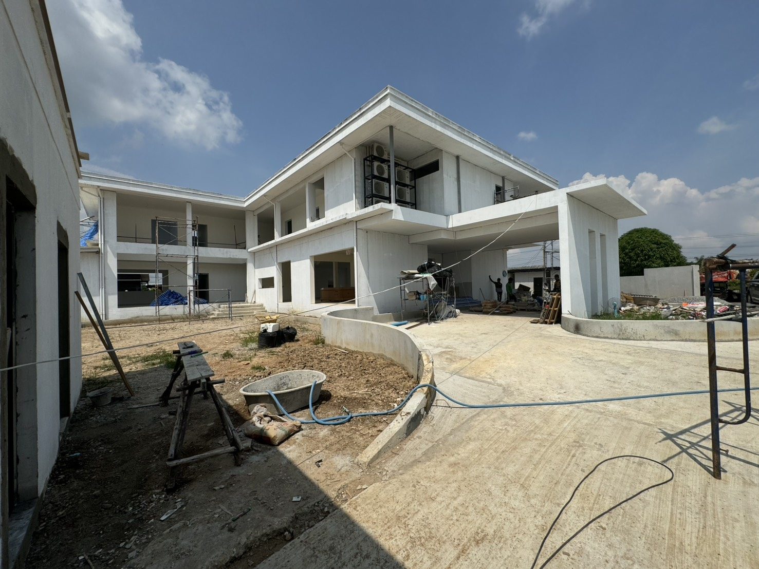 Modern Villa Sukhothai อาคารสูง 2 ชั้น จังหวัดเชียงใหม่ — ระหว่างก่อสร้าง (อาคาร วิลล่า, เชียงใหม่) โดย TAKAWA